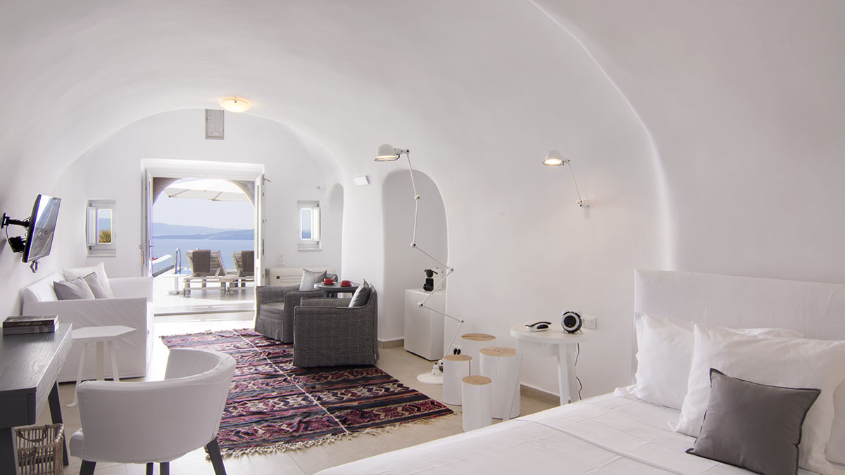 Grand Suite with Private Heated Pool & Caldera View